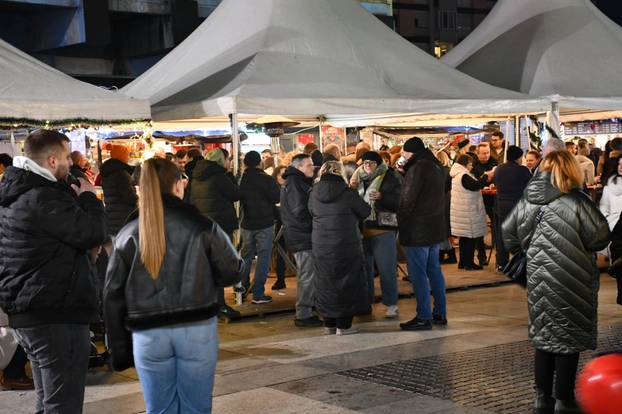 FOTO Blagdanska atmosfera na paljenju druge adventske svijeće u Slavonskom Brodu