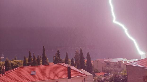 FOTO Ples munja iznad Splita