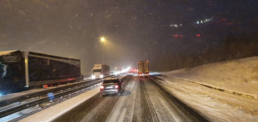 Snijeg zakrčio ceste: Kaotično na A6, HAK upozorava vozače