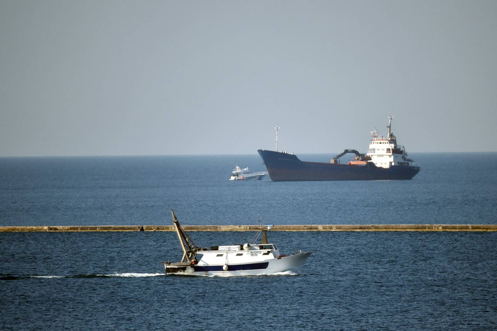 Å tinjan: Teretni brod Agios Rafail pod grÄkom zastavom udario pramcem u stijene