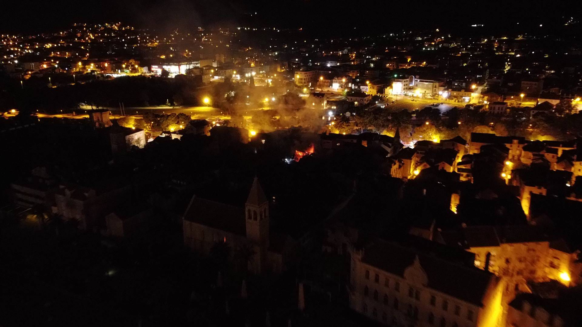 Požar u središtu stare jezgre Trogira: Gorilo potkrovlje kuće