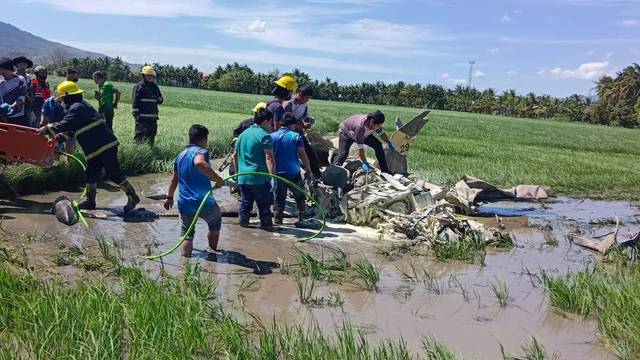 Rescuers retrieve bodies of two Philippine military pilots following crash