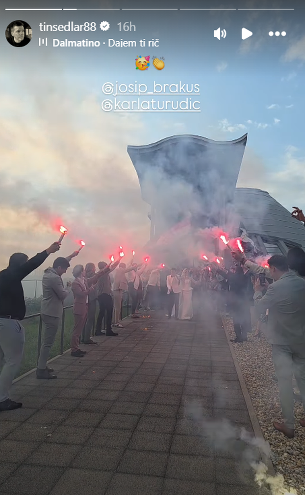 Kakav spektakl! Zvijezda serije 'San snova' i supruga 'zapalili' binu, a Hajduk bio šlag na torti