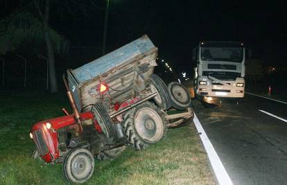 Kamion naletio na traktor, poginuo čovjek iz prikolice