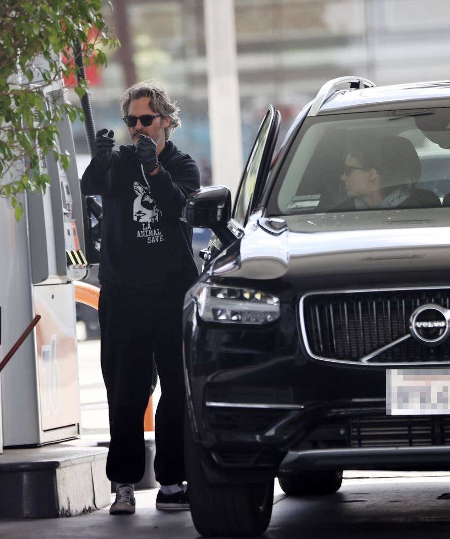 Joaquin se štiti: Točio gorivo u rukavicama i dezinficirao ruke