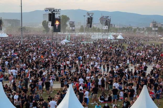 Zagreb: Obožavatelji zauzimaju mjesta unutar Hipodroma uoči početka koncerta