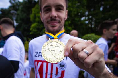 Bivši igrači Dinama i Hajduka pred tisućama navijača podigli trofej kupa. Pogledajte galeriju