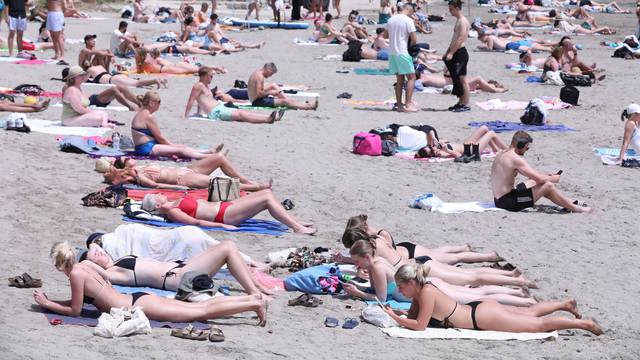 Split: Ljetni ugođaj na plaži Bačvice