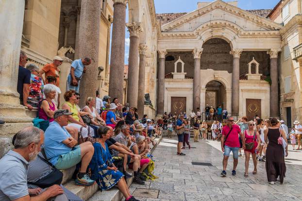 Split: Povijesna smjena straže na Peristilu oduševila brojne turiste