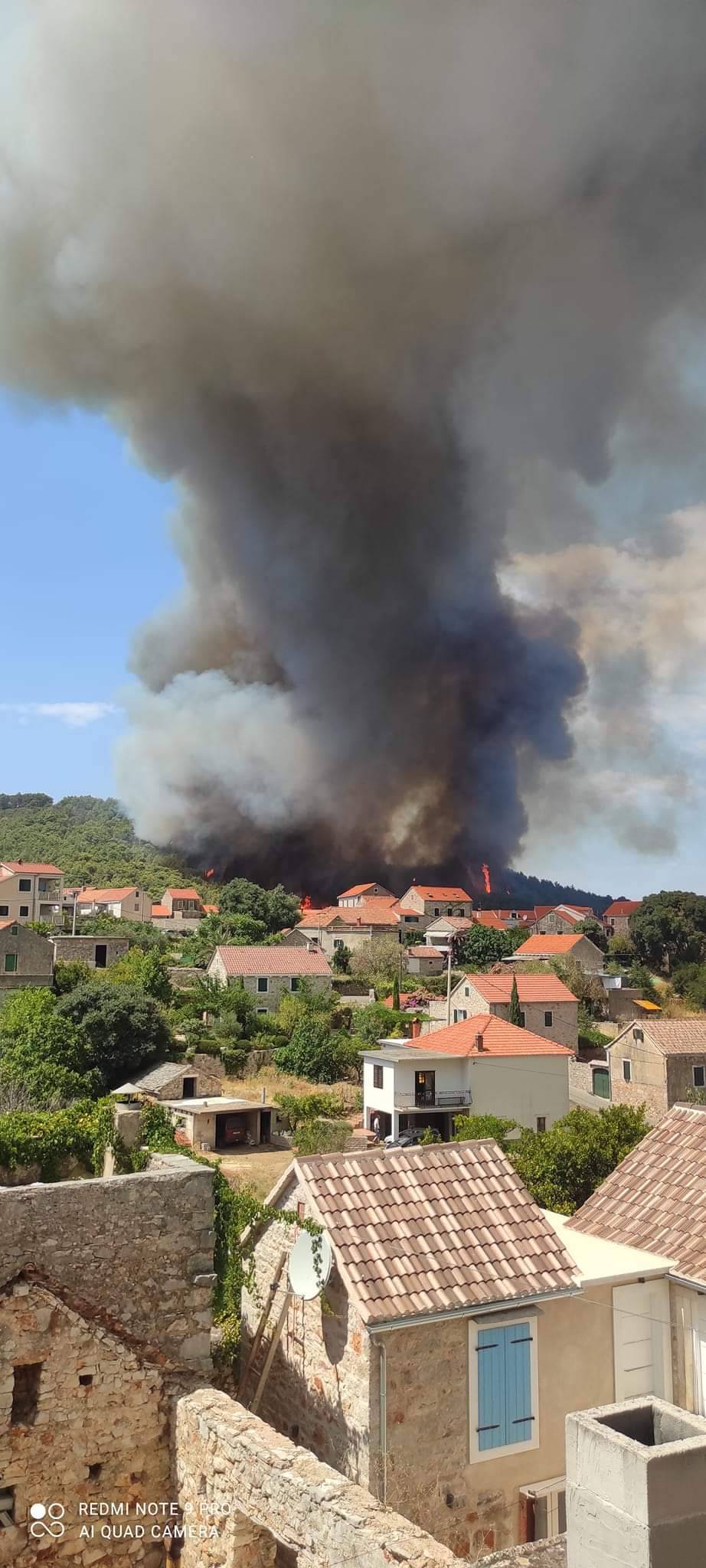 VIDEO Požar na Hvaru: 'Desetak hektara borove šume izgorjelo, i dalje gori na zapadnoj strani'