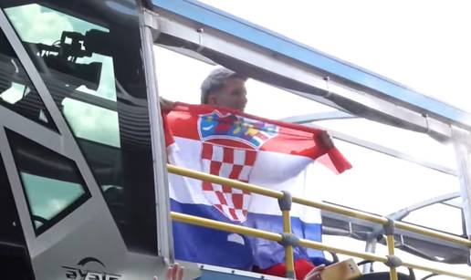 Ludnica na aerodromu nakon dolaska Lasagne. Stotine mu skandirale, on dignuo zastavu!