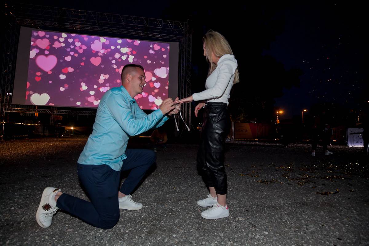 Dečko zaprosio curu u drive-in kinu na Velesajmu: Rekla je da!