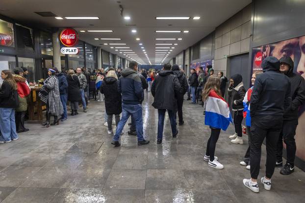 Osijek: Gužva ispred SD Gradski vrt, koncert Thompsona prvi u nizu dvoranskih koncerata.