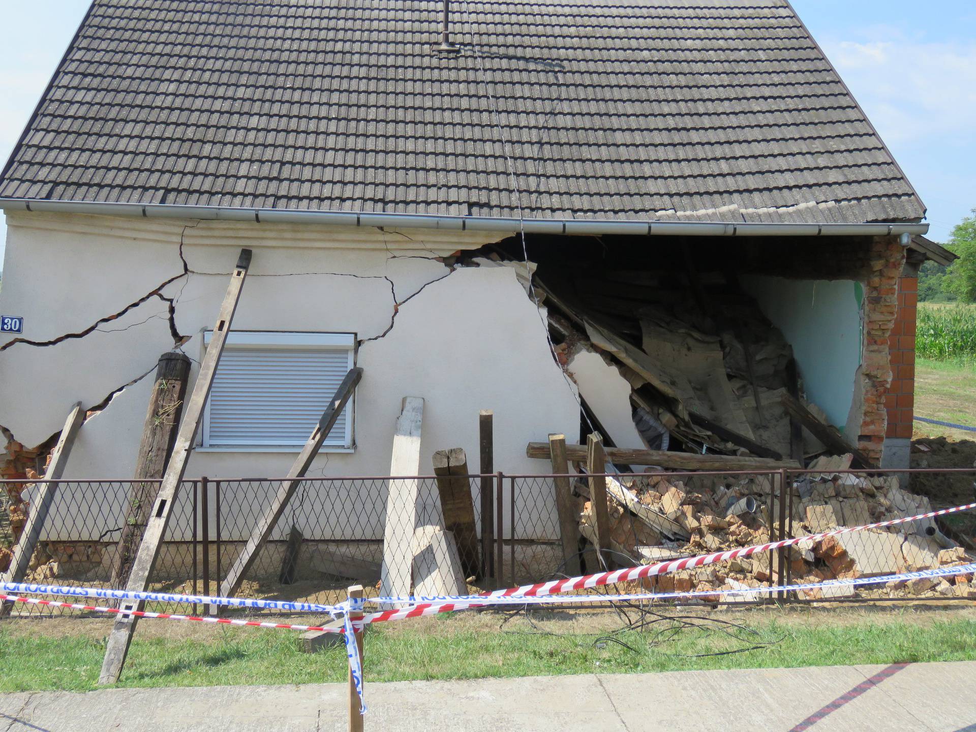 Na radnika u Adžamovcima srušila se kuća: Izvukli ga vatrogasci, lakše je ozlijeđen