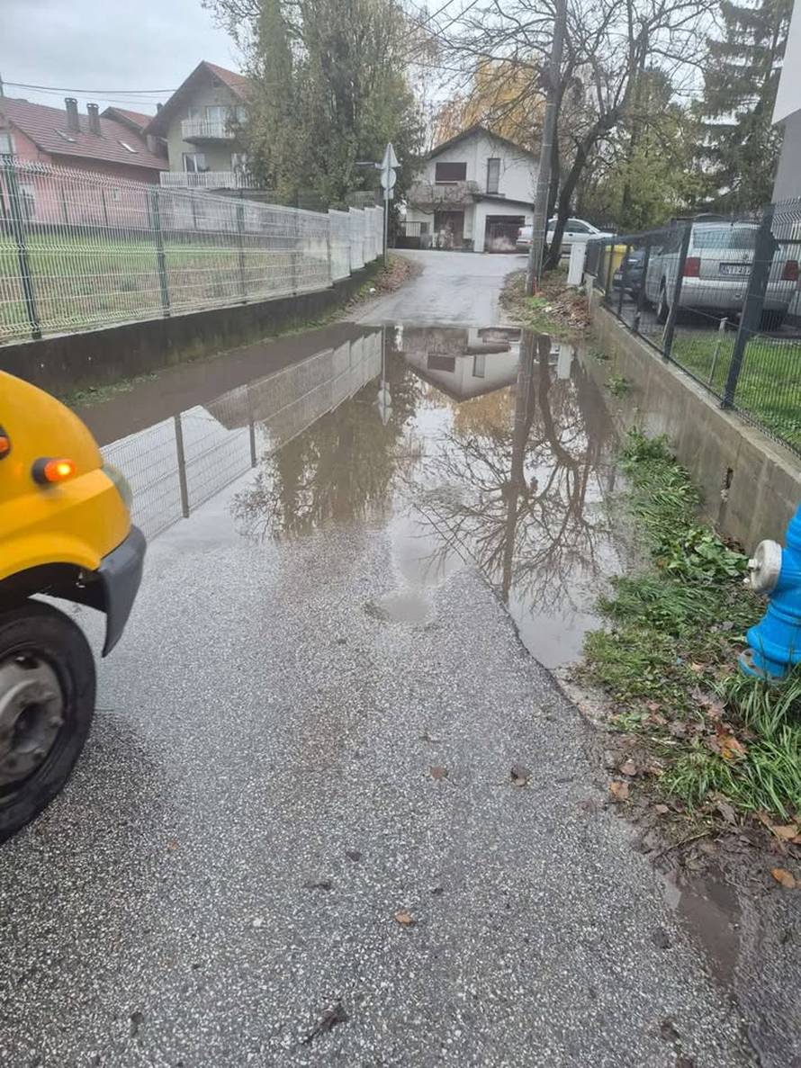 NEVJEROJATNO! Ovom cestom  djeca idu u školu u Zagrebu: 'Opasno. Neka se svi srame!'