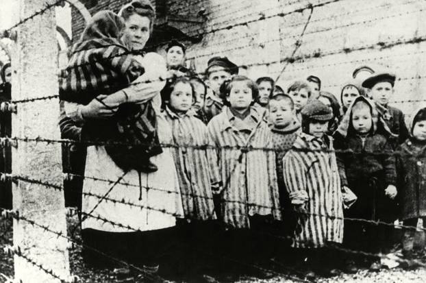 Auschwitz / Gruppe Ã¼berlebender Kinder1945