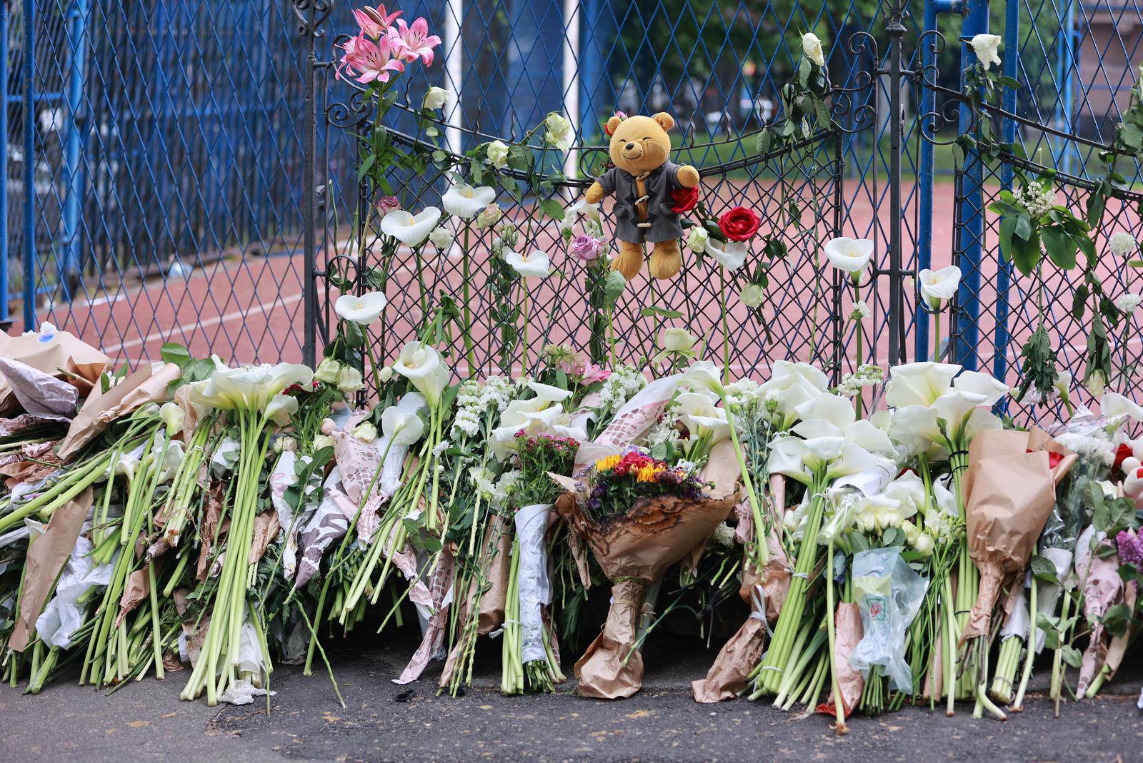 Beograd: Suze i zapaljene svijeće ispred škole gdje je ubijeno osam učenika i zaštitar