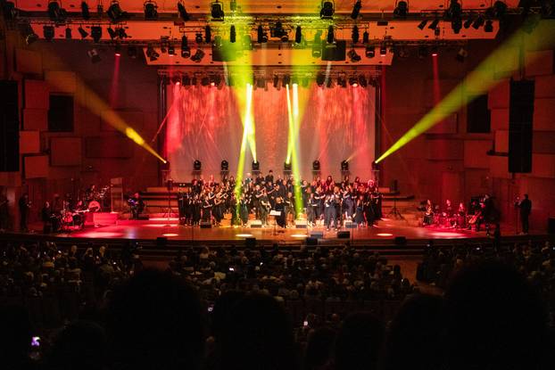 Supruga voditelja Tomislava Jelinčića i zbor Izvor oduševili Lisinski: Od Olivera do gospela