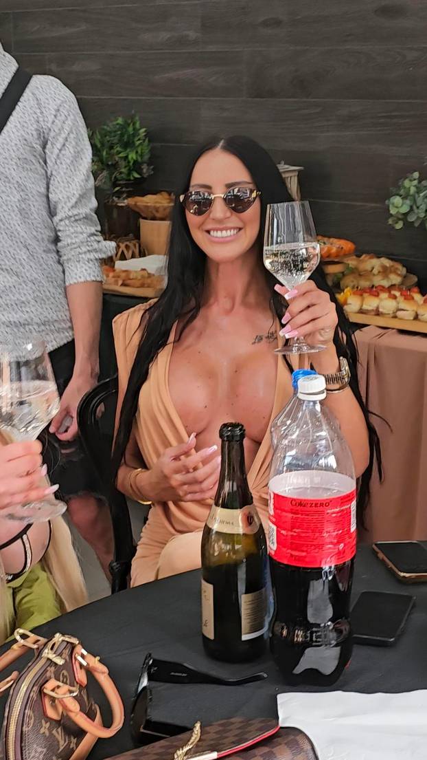 Rumenka: Slađana Lazić, poznatija kao Slađa Poršelina dolazi na jedan rođendan