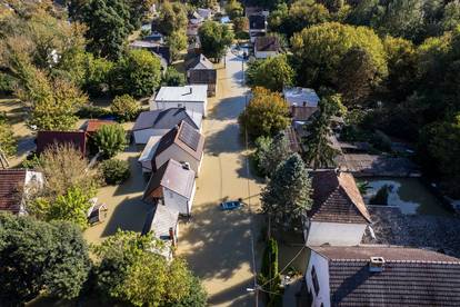 FOTO Dramatični prizori iz Mađarske: Ljudi čamcima plove ulicama, sve je pod vodom