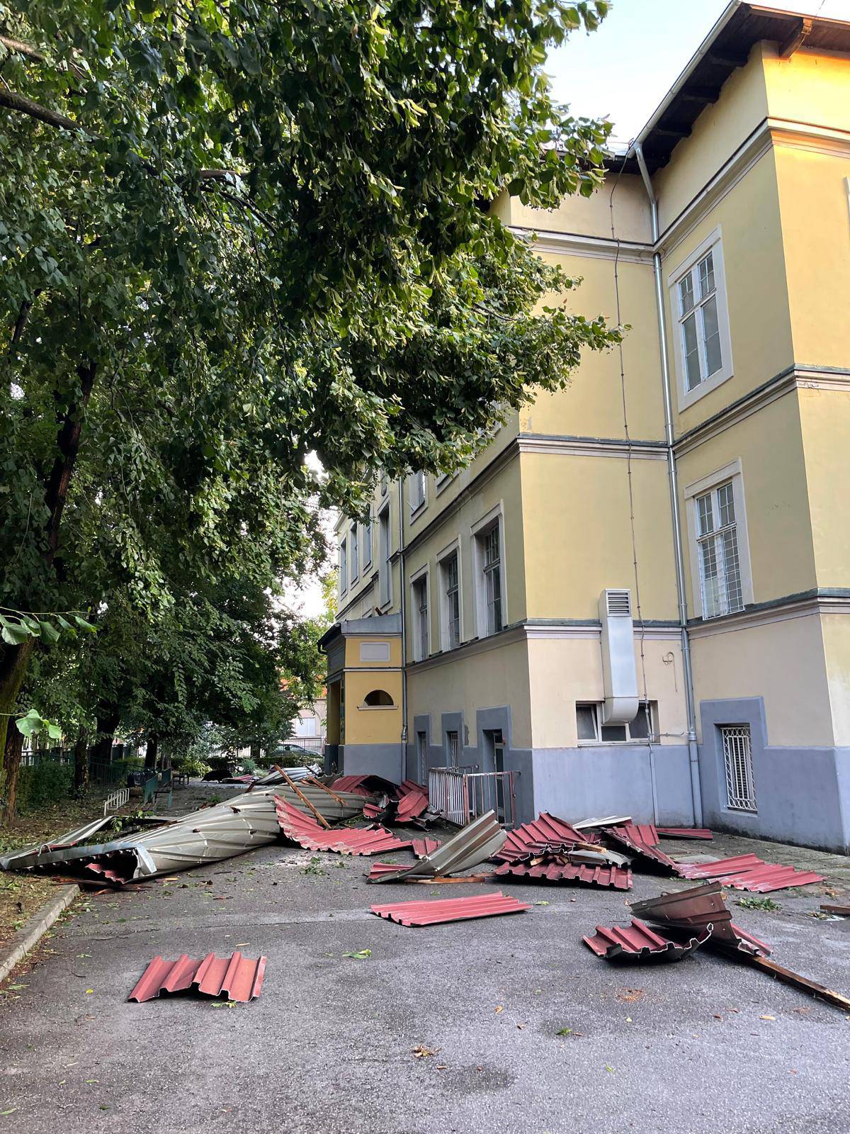 VIDEO Nevrijeme je u Zagrebu odnijelo krov s osnovne škole