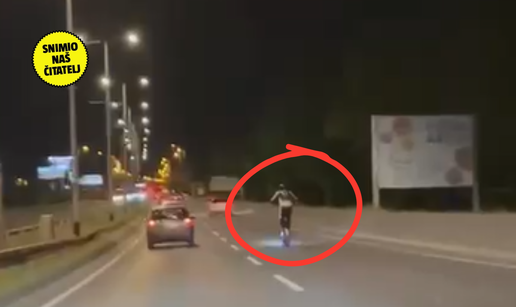 Policija o čovjeku koji juri na romobilu: 'Nema ništa sporno'. Vještak: 'Ovo je kršenje zakona'