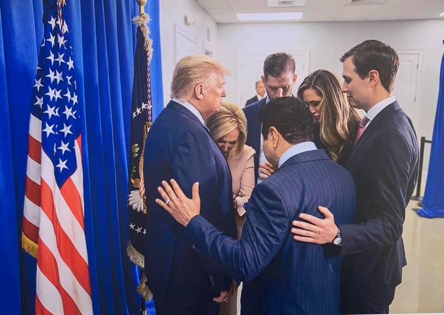 Trumpova duhovna savjetnica je... ma ovo je teško prepričati: Ata, rata, deda, baka, anđeli...