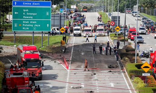 VIDEO Užas u Maleziji: Avion se srušio na autocestu, 10 mrtvih