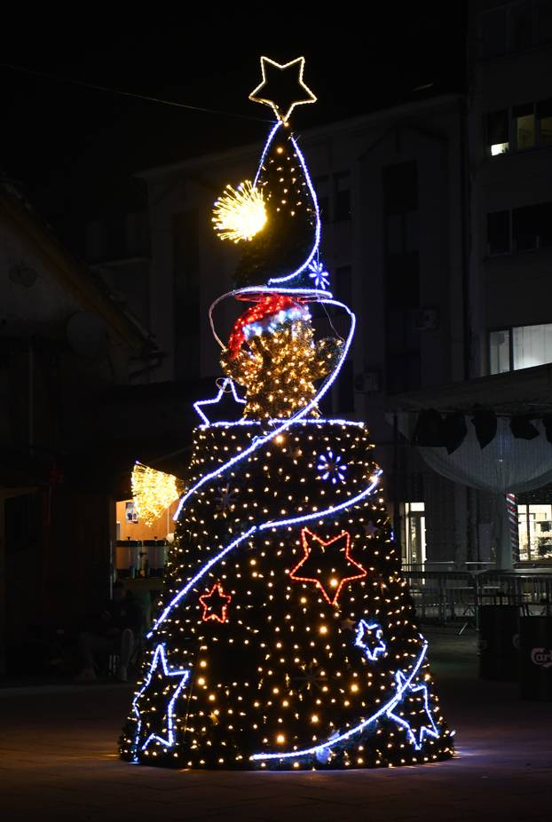 Sisak: Šareni božićni ukrasi uljepšavaju grad u vrijeme Adventa
