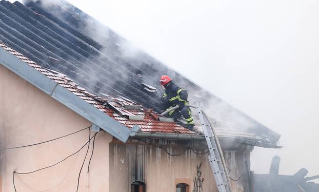 Gore barake uz prugu u Osijeku