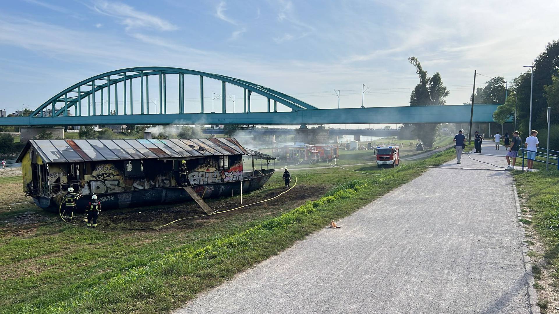 VIDEO Buktinja kraj Save: U Zagrebu se zapalio napušteni brod, vatrogasci su ga ugasili