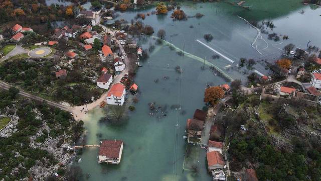 Fotografije iz zraka: Kokorići okruženi vodom koja još raste