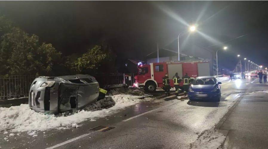 Auto završio na boku nakon sudara u Ogulinu, jedan čovjek ozlijeđen u prometnoj nesreći