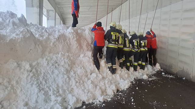 Snježna lavina na sjeveru Italije zatrpala popularno turističko odredište: Nitko nije ozlijeđen
