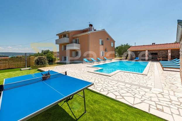 FOTO Najjeftinija vila na otoku Pašmanu ima bazen, ljetnu kuhinju i 300 metara do plaže!