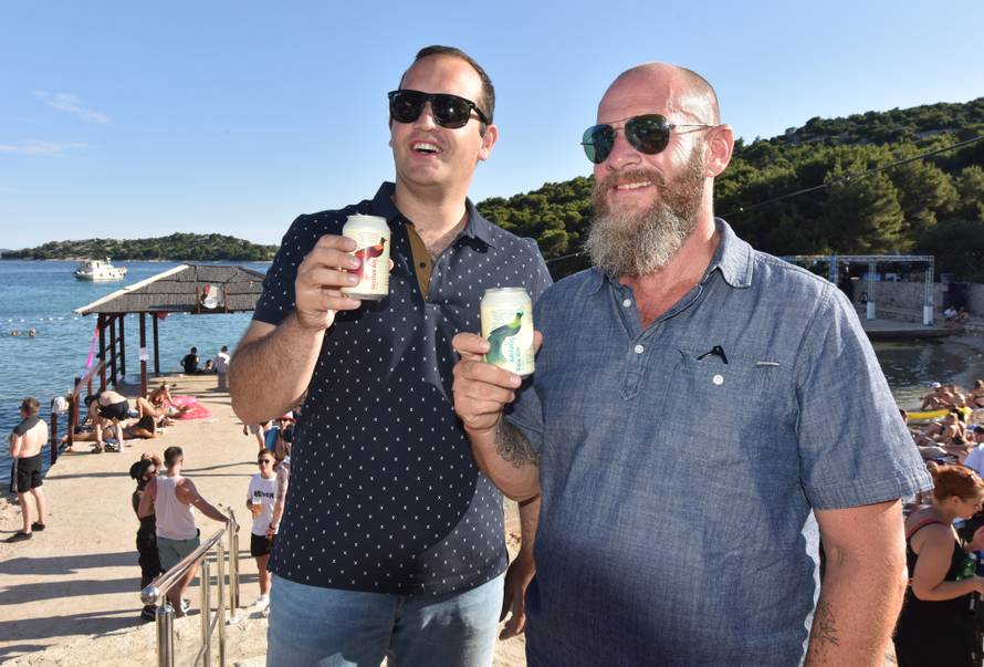 Britanci stigli u Tisno: Počelo je ludilo u The Garden Resortu