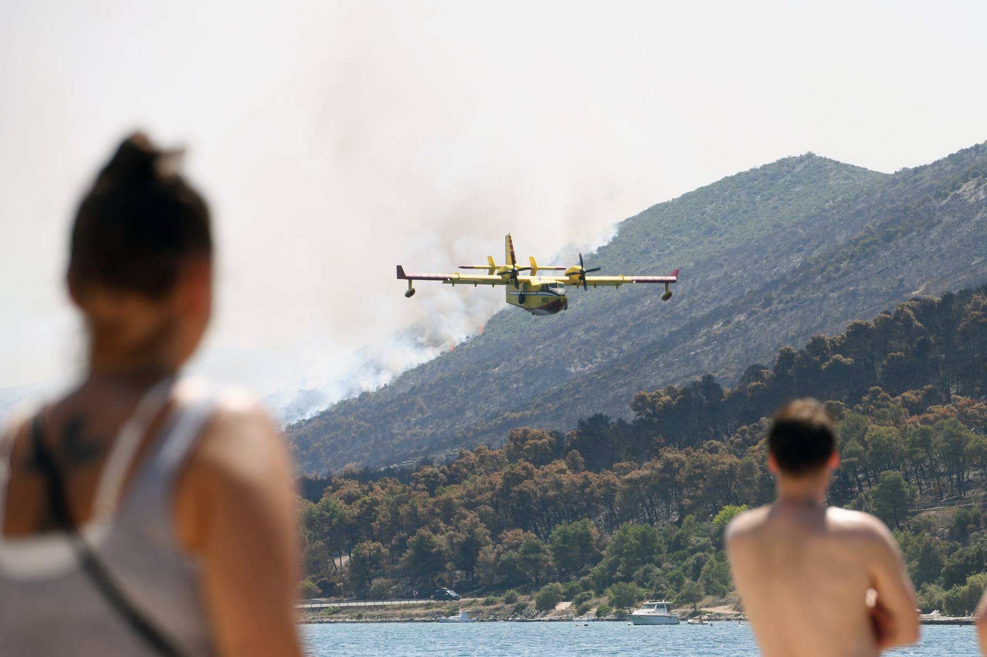 Piloti kanadera spretnim manevrima oduševljavali kupa?e u Grebaštici