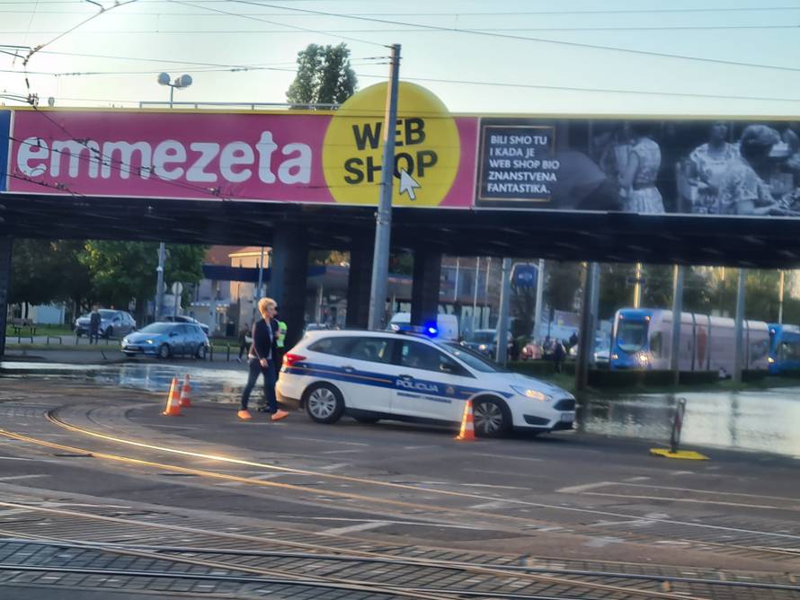 FOTO Poplava usred Zagreba, kaos na jednom od najvećih križanja, policija blokira promet