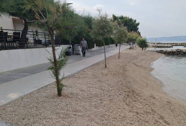 Nema rezervacije! Komunalni redari 'počistili' su jutros svih 6 kilometara plaže u Podstrani