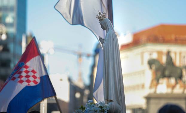 Zagreb: Molitelji krunice na Trgu bana Jelačića