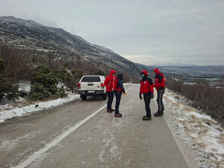 FOTO Zapeli su na zatvorenoj magistrali: HGSS zbog leda evakuirao obitelj s troje djece