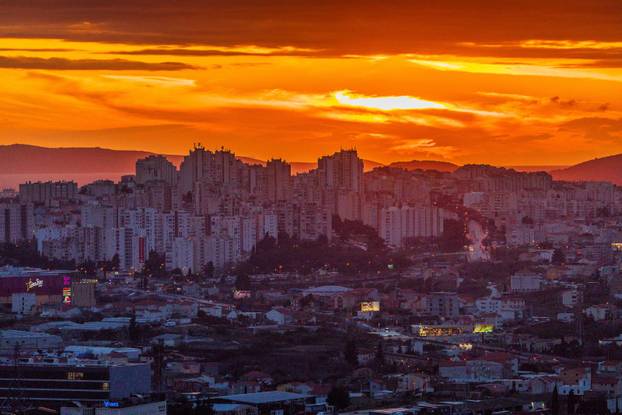 Mravince: Pogled na Split i zalazak sunca iza tmurnih oblaka