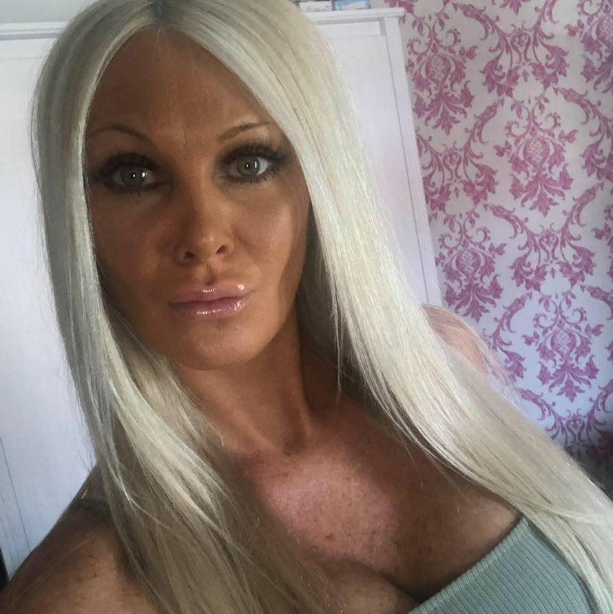 Nogometaš 'zapeo' u izolaciji s atraktivnom plavušom Wendy