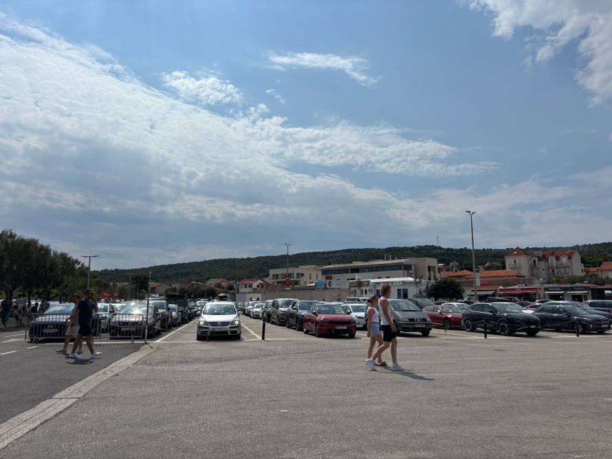 FOTO Gužve na autocestama: Kod Bosiljeva kolona od pet km