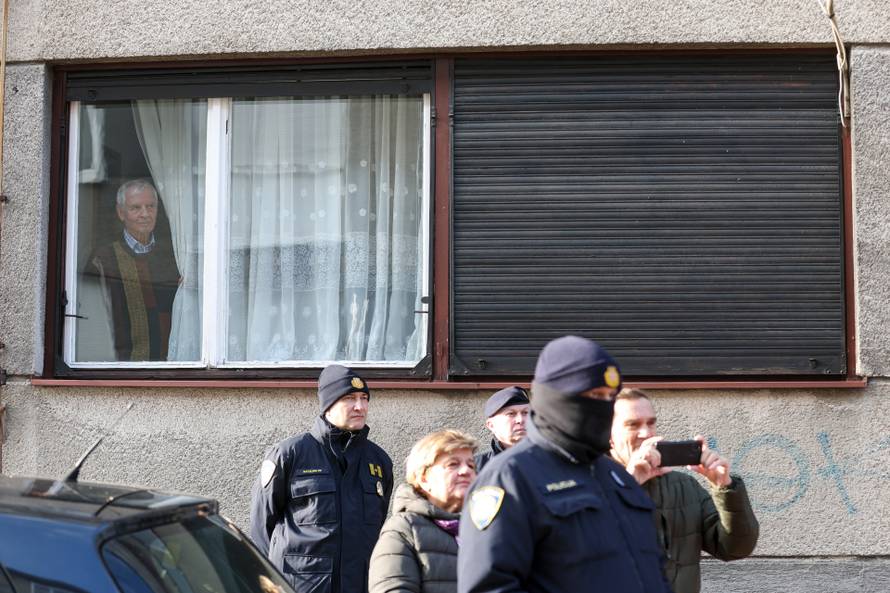 Prosvjednici  su stigli pred stan Tomislava Tomaševića i najavili  da će pjevati Thompsonove pjesme 