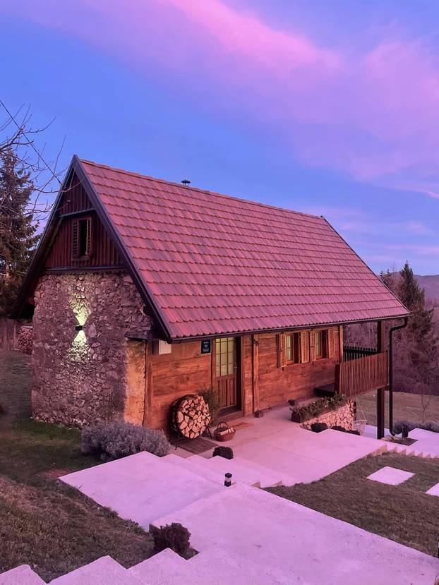 FOTO Ova kuća blizu Zagreba pravi je raj - filmove možete gledati iz bačve za kupanje!