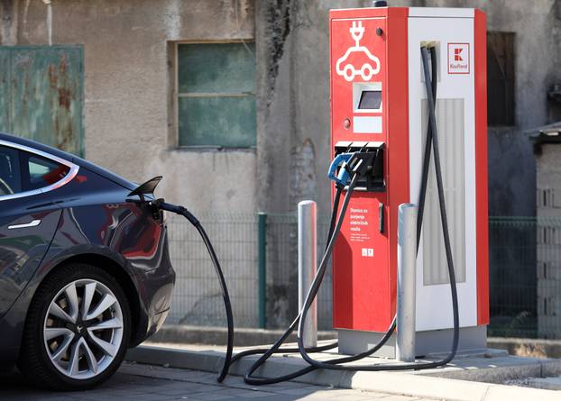 Od sutra zabranjeno parkiranje na punionicama za elektri&ccaron;na vozila