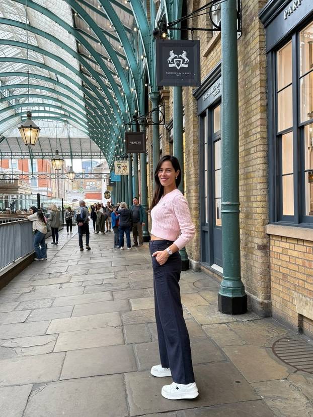 FOTO Ana Ivanović blista nakon razvoda sa Schweinijem. Pljušte komentari na fotke s plaže