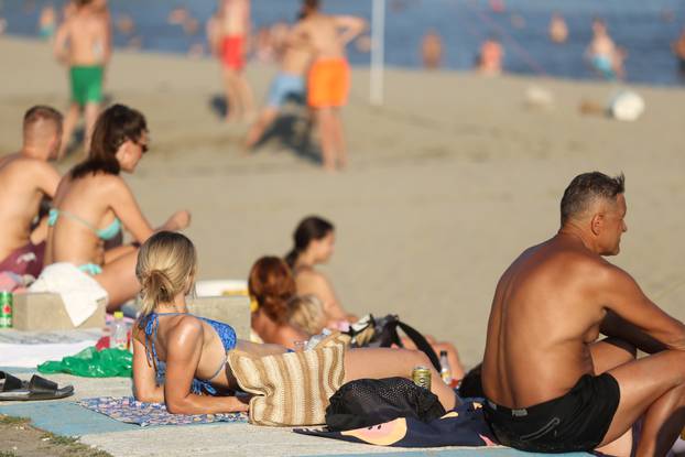 Osijek: Visoka temperatura je  izmamila mnogobrojne građane na osvježenje u Dravi