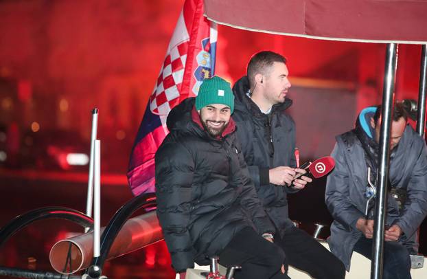 Joško Gvardiol stigao brodicom u Novigrad gdje mu je organiziran svečani doček